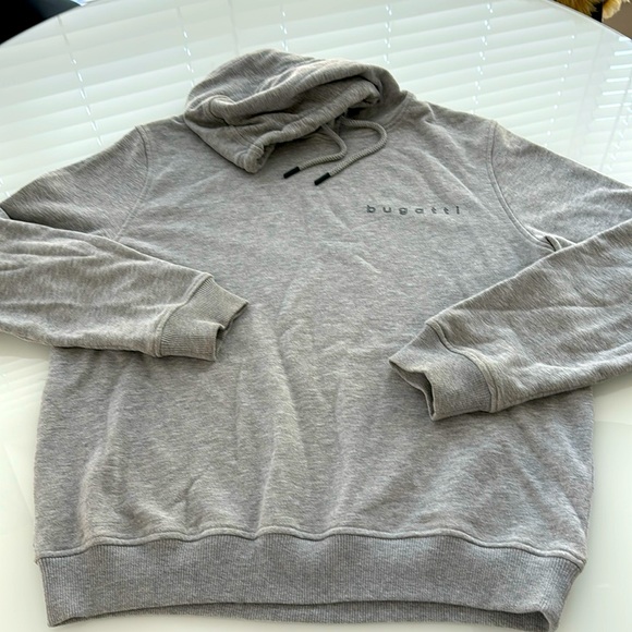 Bugatti brand hoodie. Size XL (fits smaller - model normally wears Medium) - Picture 6 of 14